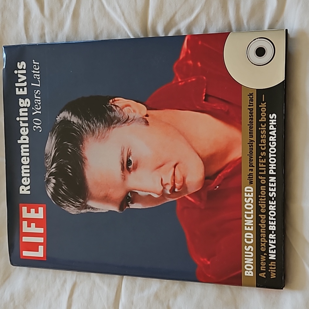 144 pages of photos and  commentaries of ELVIS. With cd insert  of 9 songs.